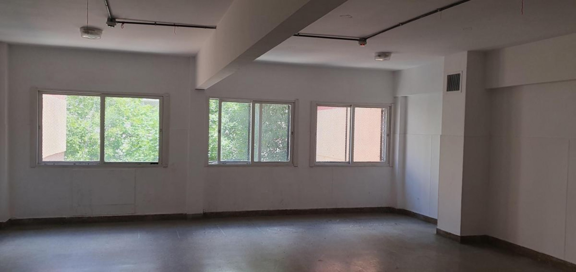 Edificio con Excelente Distribucion y Comodidades - 650 m Cuadrados Totales