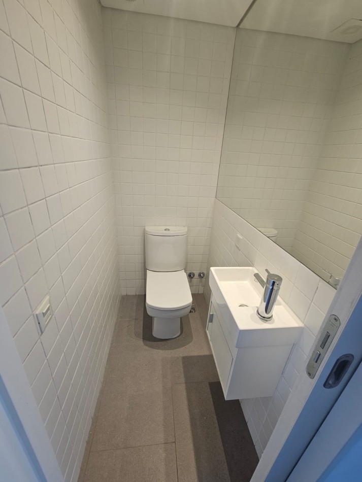 Hermoso 2 ambientes a estrenar con toilette de recepcion y dormitorio en suite . 60 metros totales