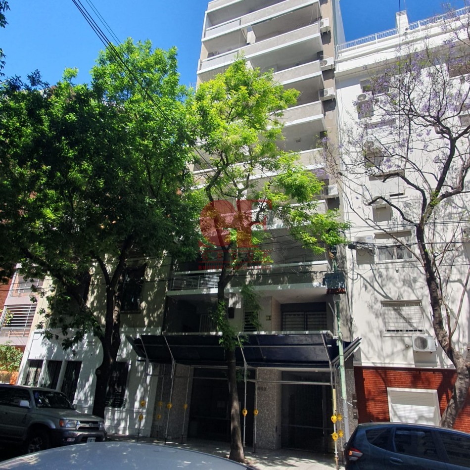 Excelente semipiso PASANTE , Luminoso y funcional con parrilla propia