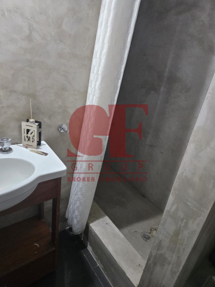 Hermosa casa con patio y parrilla . Luminosa con 5 dormitorios!!! en barrio tranquilo y cerca de avenidas. Con cochera cubierta