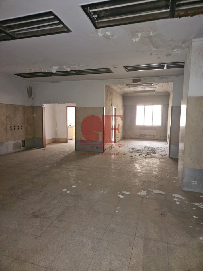 Importante Local sobre avenida , a metros de Estacion Constitucion y del microcentro