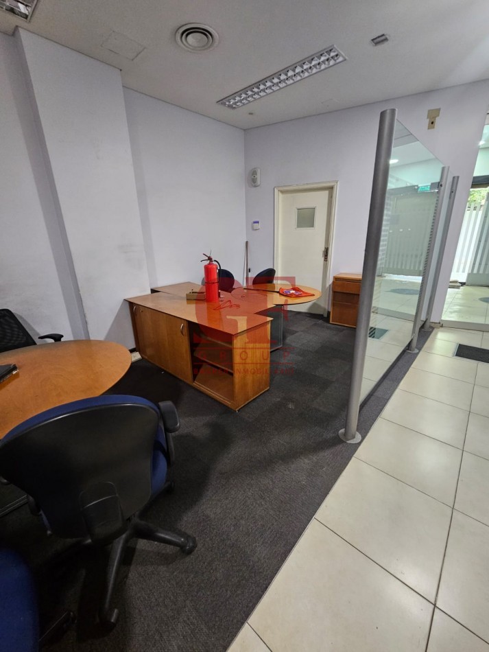 Excelente local a la venta en Recoleta sobre avenida Pueyrredon. Cerca de av las Heras , de av Santa fe. a metros del hospital Aleman