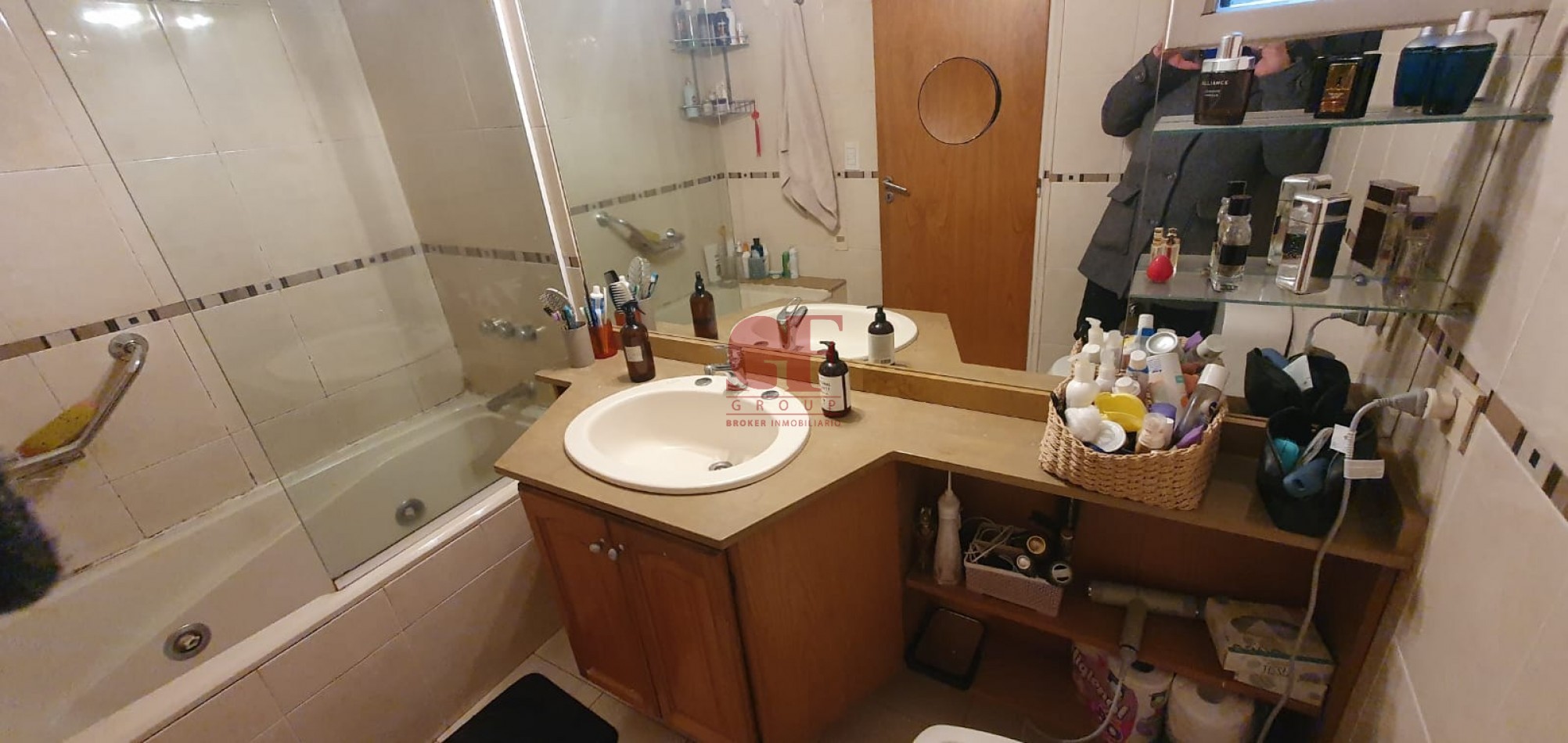 Confortable  semipiso con excelente distribucion y estado impecable!! Amplios balcones