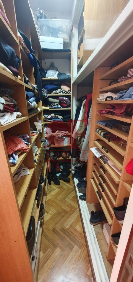 Confortable  semipiso con excelente distribucion y estado impecable!! Amplios balcones