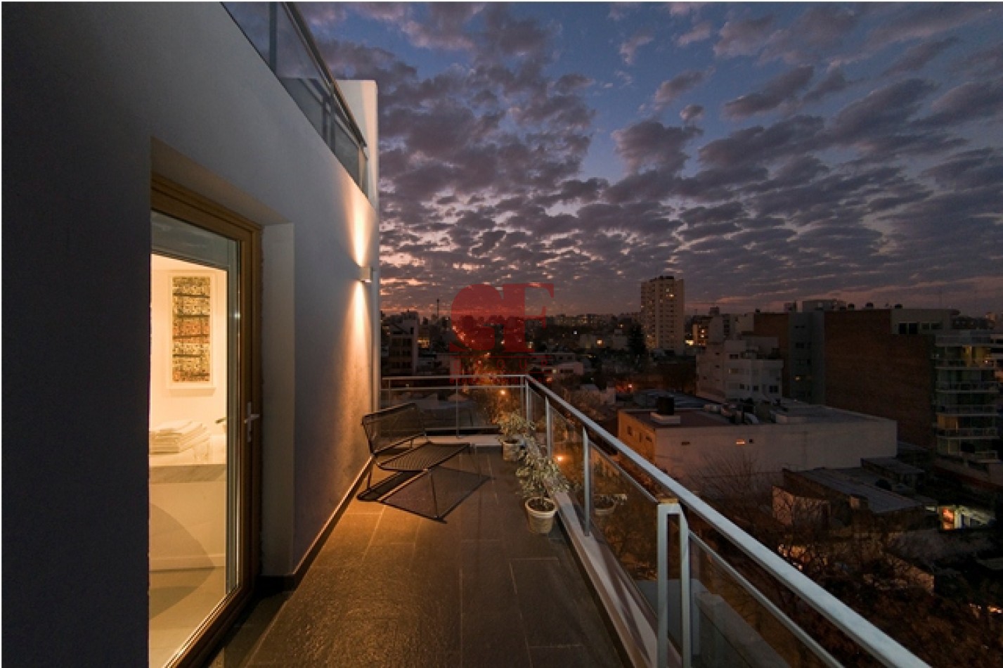 Edificio de 1050 metros totales mas lote de 8,56 x 27 ( en lote se pueden desarrollar 1150 metros de venta )