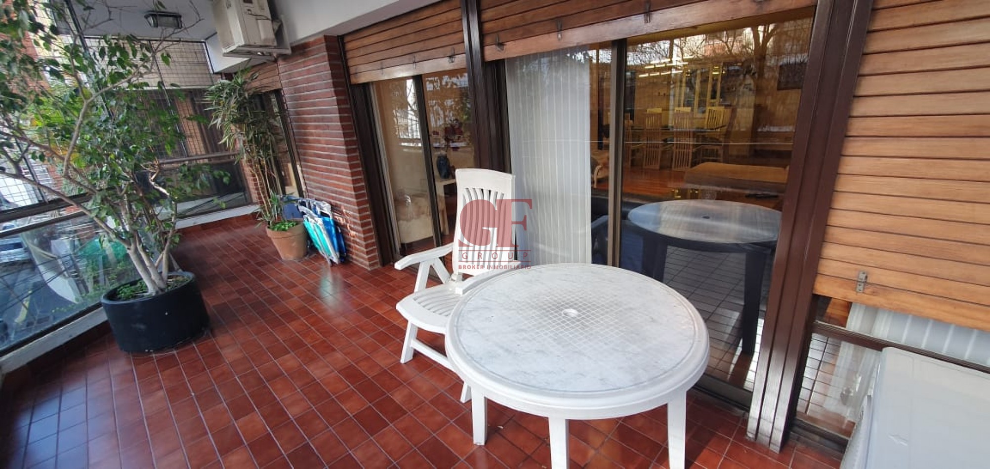 Confortable  semipiso con excelente distribucion y estado impecable!! Amplios balcones