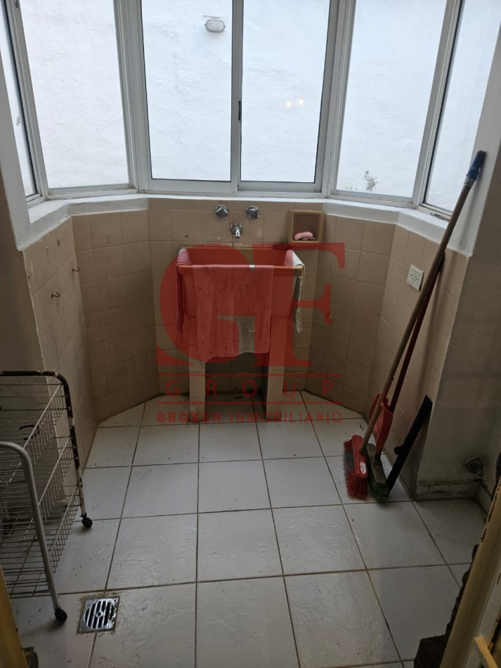 Hermosa casa con patio y parrilla . Luminosa con 5 dormitorios!!! en barrio tranquilo y cerca de avenidas. Con cochera cubierta