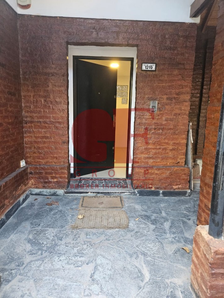 Hermosa casa con patio y parrilla . Luminosa con 5 dormitorios!!! en barrio tranquilo y cerca de avenidas. Con cochera cubierta