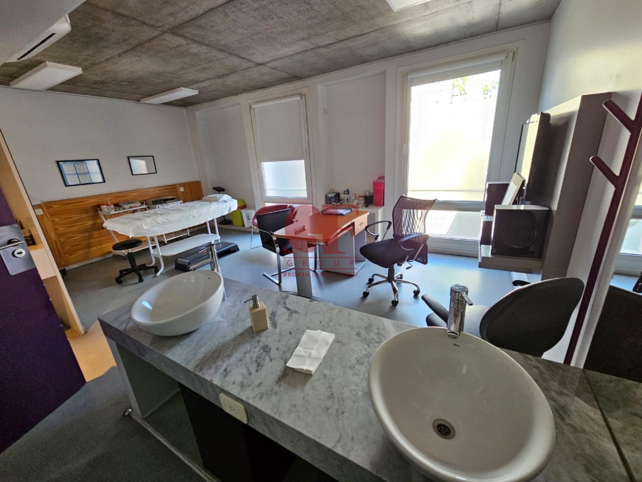 Edificio de 1050 metros totales mas lote de 8,56 x 27 ( en lote se pueden desarrollar 1150 metros de venta )