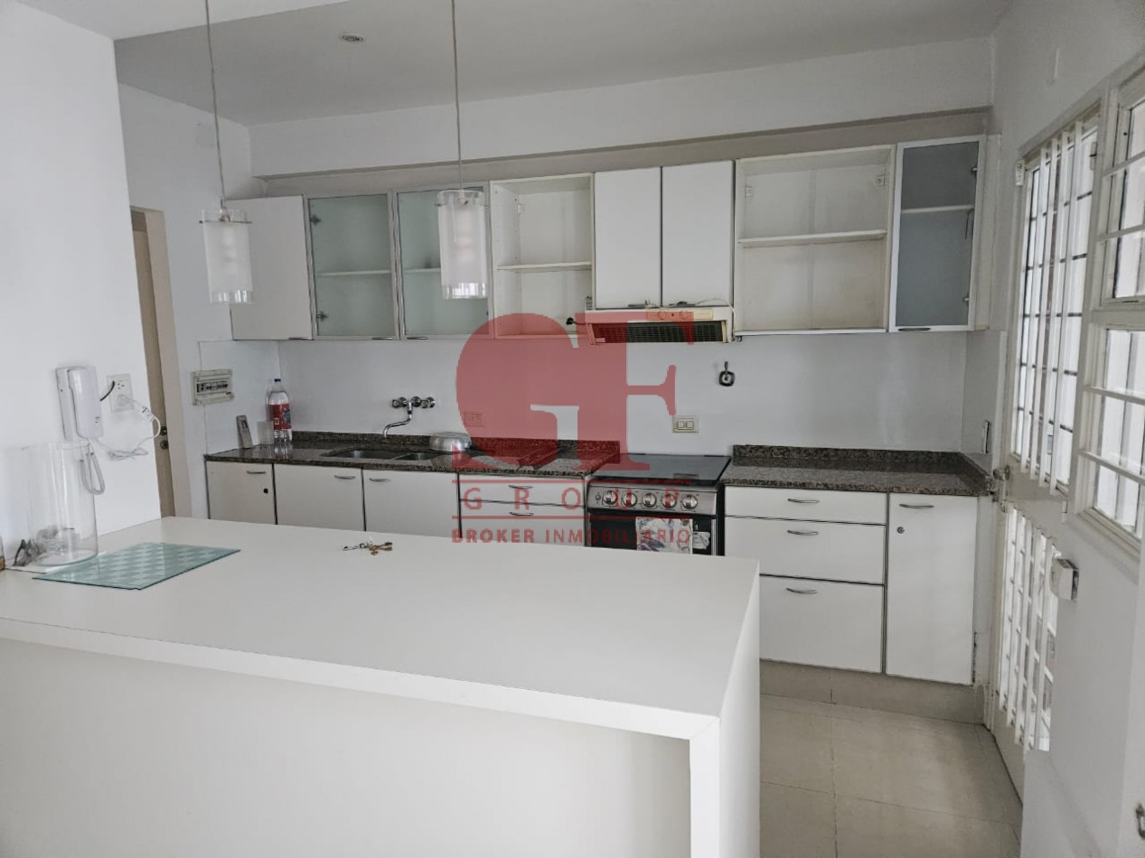 Hermosa casa con patio y parrilla . Luminosa con 5 dormitorios!!! en barrio tranquilo y cerca de avenidas. Con cochera cubierta