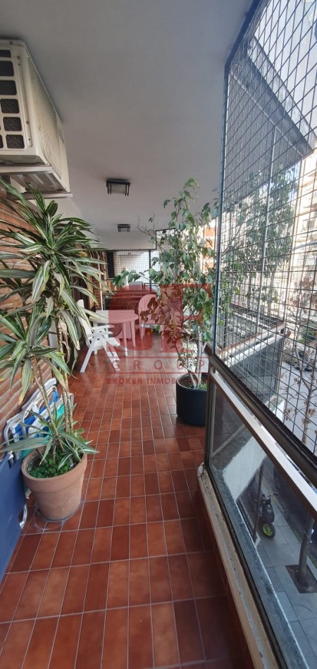Confortable  semipiso con excelente distribucion y estado impecable!! Amplios balcones