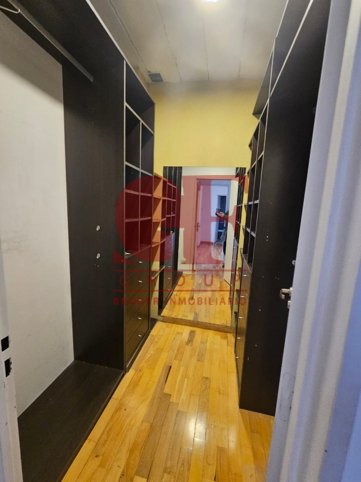 Hermosa casa con patio y parrilla . Luminosa con 5 dormitorios!!! en barrio tranquilo y cerca de avenidas. Con cochera cubierta