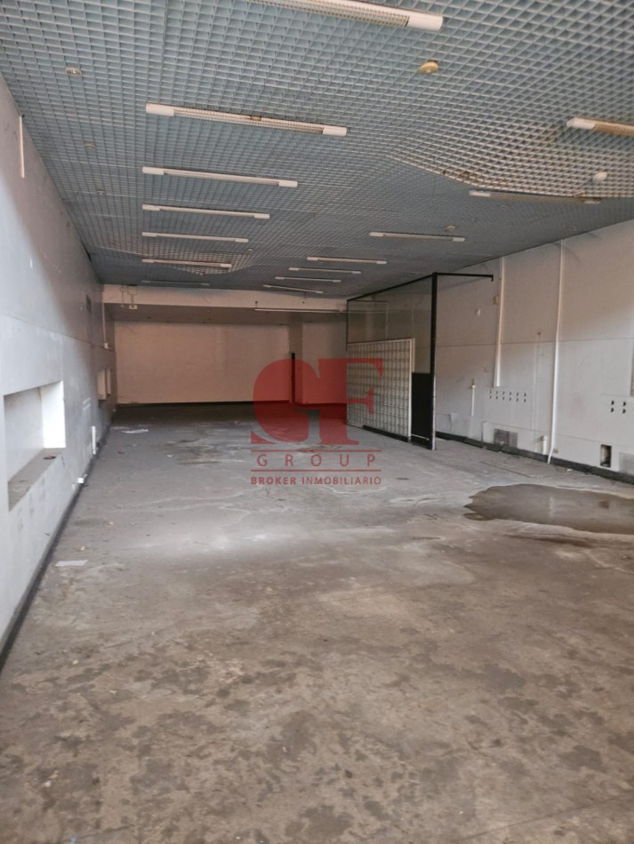 Importante Local sobre avenida , a metros de Estacion Constitucion y del microcentro