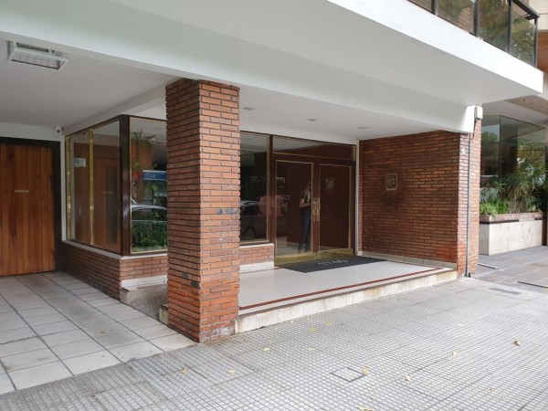 Impecable 3 Ambientes con Dependencia de Servicio - Cochera y Baulera