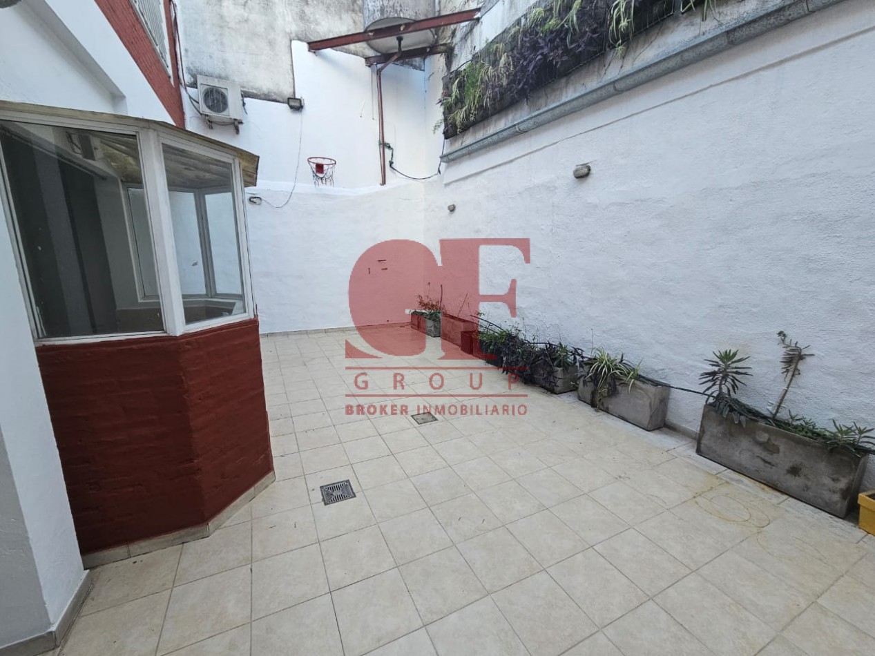 Hermosa casa con patio y parrilla . Luminosa con 5 dormitorios!!! en barrio tranquilo y cerca de avenidas. Con cochera cubierta