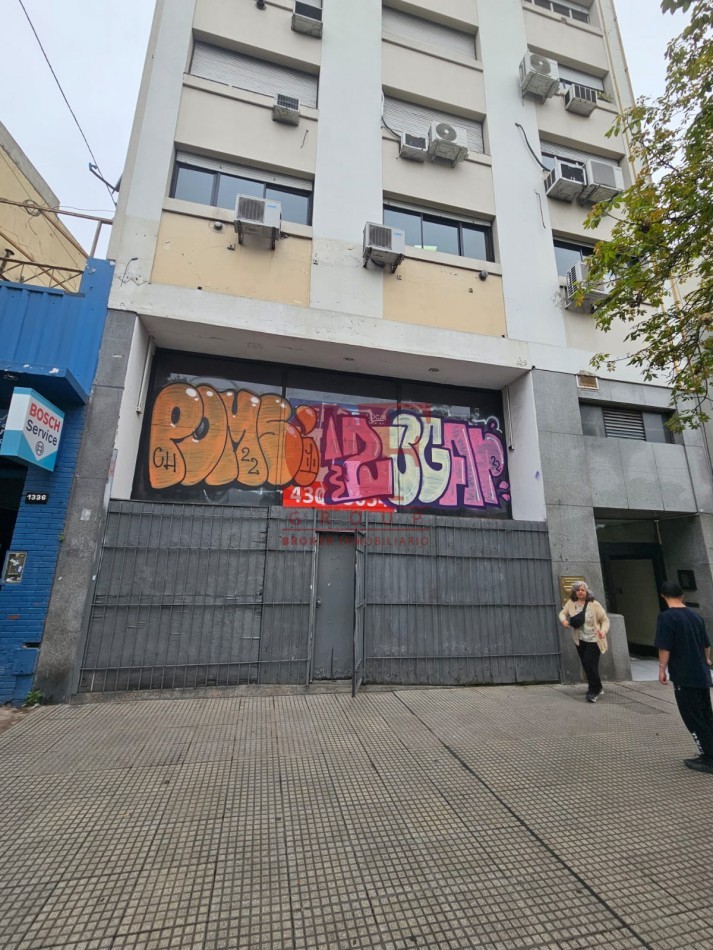 Importante Local sobre avenida , a metros de Estacion Constitucion y del microcentro