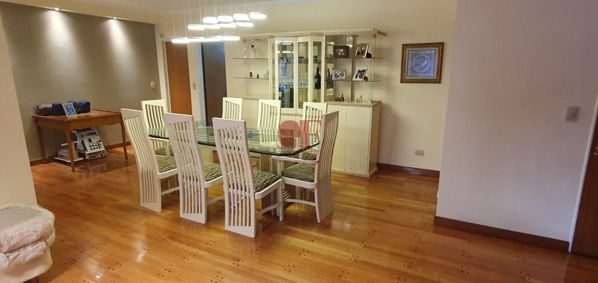 Confortable  semipiso con excelente distribucion y estado impecable!! Amplios balcones