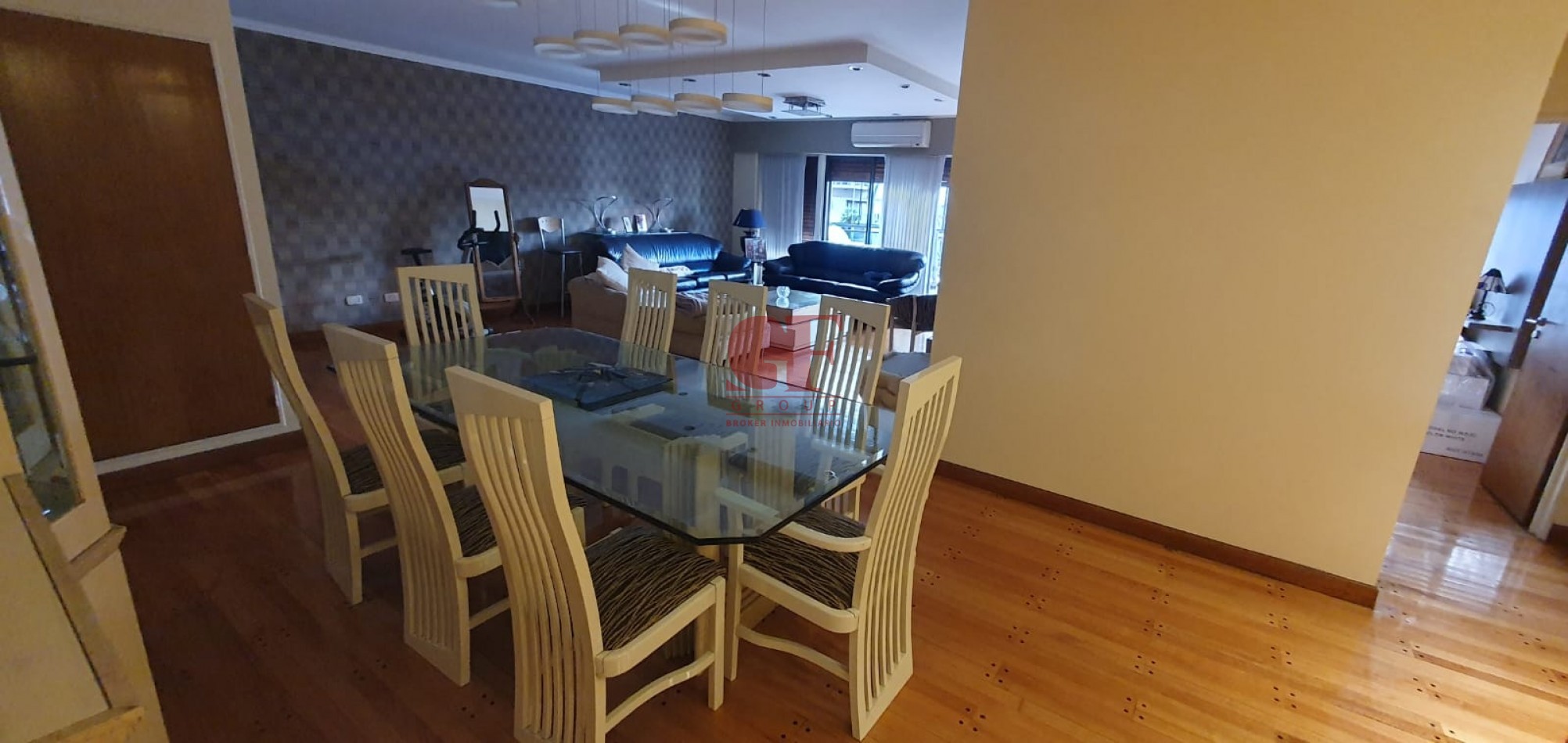 Confortable  semipiso con excelente distribucion y estado impecable!! Amplios balcones