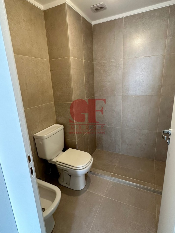 Excelente semipiso PASANTE , Luminoso y funcional con parrilla propia