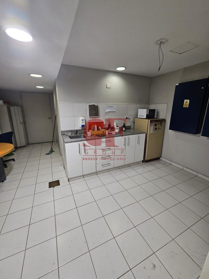 Excelente local a la venta en Recoleta sobre avenida Pueyrredon. Cerca de av las Heras , de av Santa fe. a metros del hospital Aleman