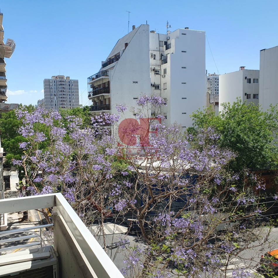 Excelente semipiso PASANTE , Luminoso y funcional con parrilla propia