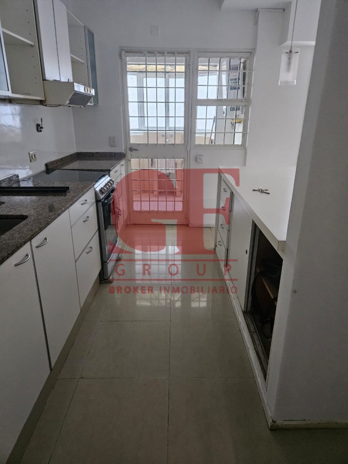 Hermosa casa con patio y parrilla . Luminosa con 5 dormitorios!!! en barrio tranquilo y cerca de avenidas. Con cochera cubierta