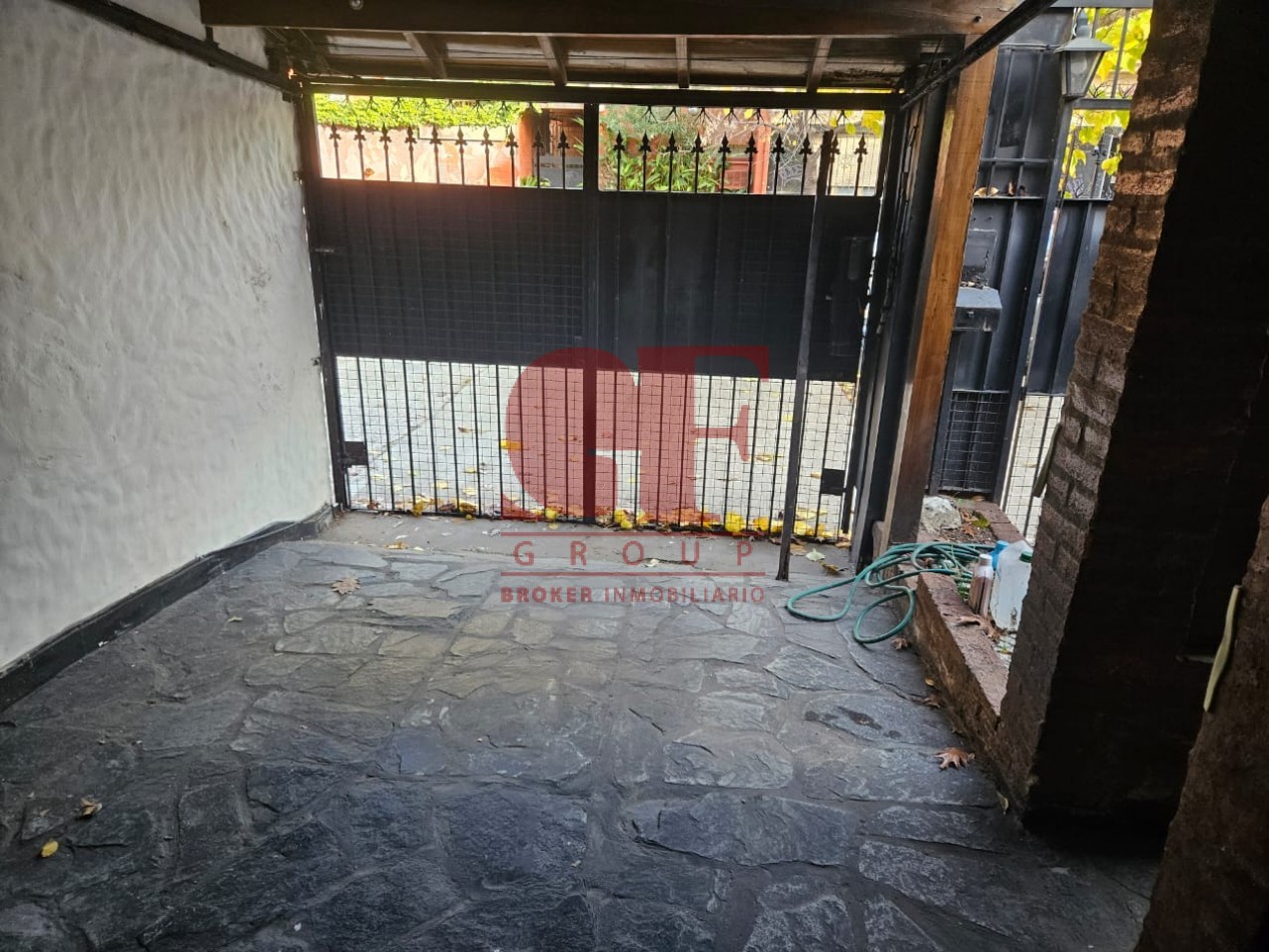 Hermosa casa con patio y parrilla . Luminosa con 5 dormitorios!!! en barrio tranquilo y cerca de avenidas. Con cochera cubierta