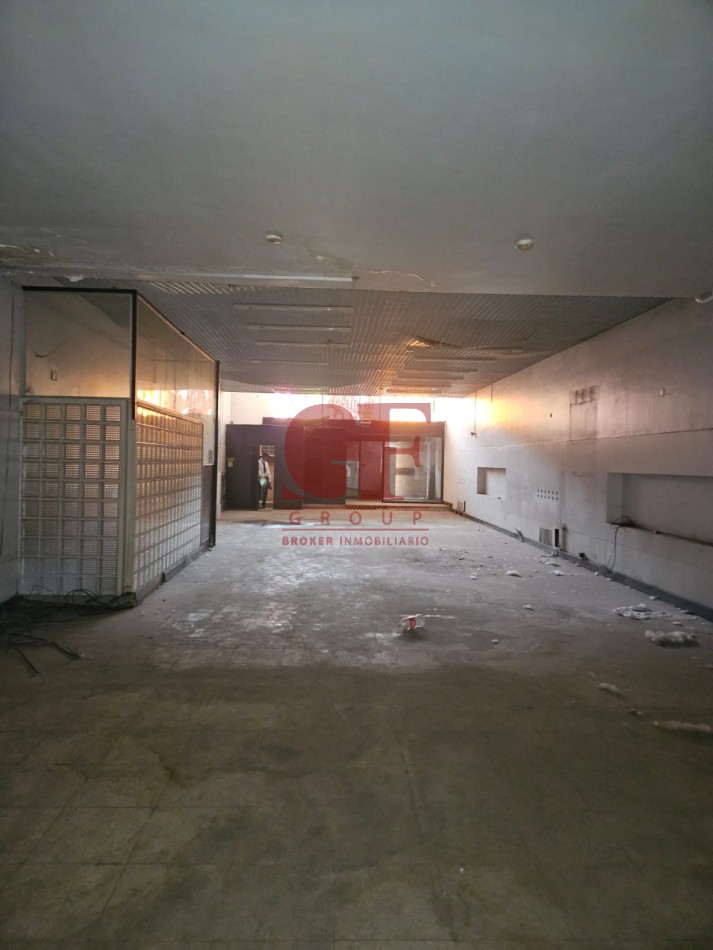 Importante Local sobre avenida , a metros de Estacion Constitucion y del microcentro