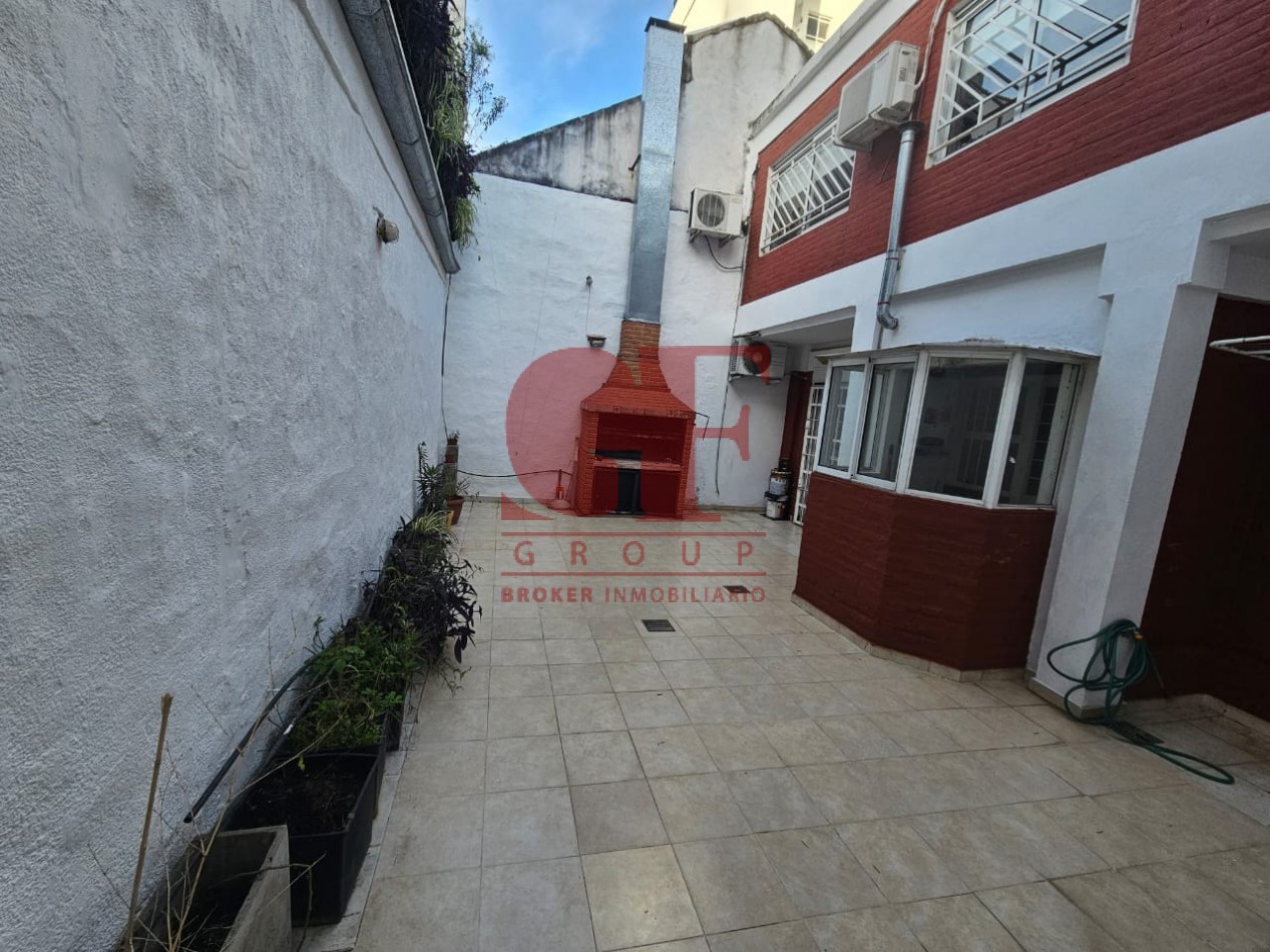 Hermosa casa con patio y parrilla . Luminosa con 5 dormitorios!!! en barrio tranquilo y cerca de avenidas. Con cochera cubierta