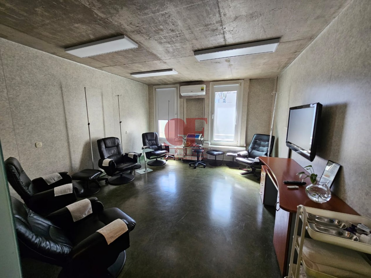 Edificio de 1050 metros totales mas lote de 8,56 x 27 ( en lote se pueden desarrollar 1150 metros de venta )