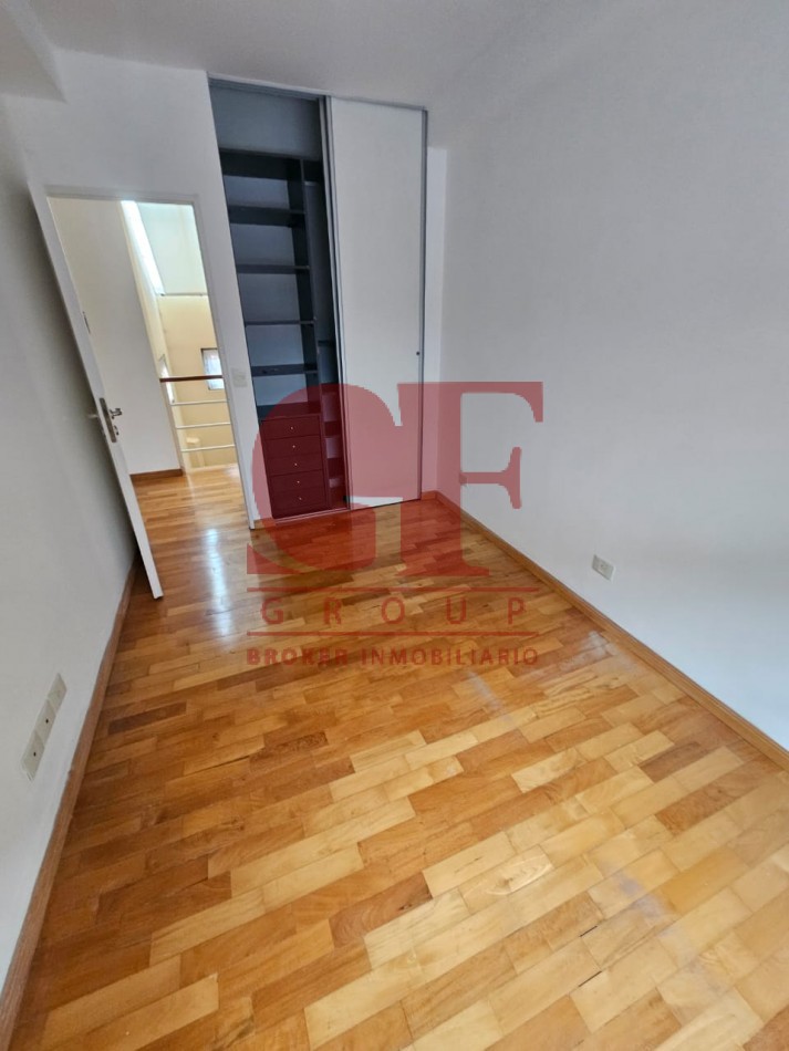 Hermosa casa con patio y parrilla . Luminosa con 5 dormitorios!!! en barrio tranquilo y cerca de avenidas. Con cochera cubierta