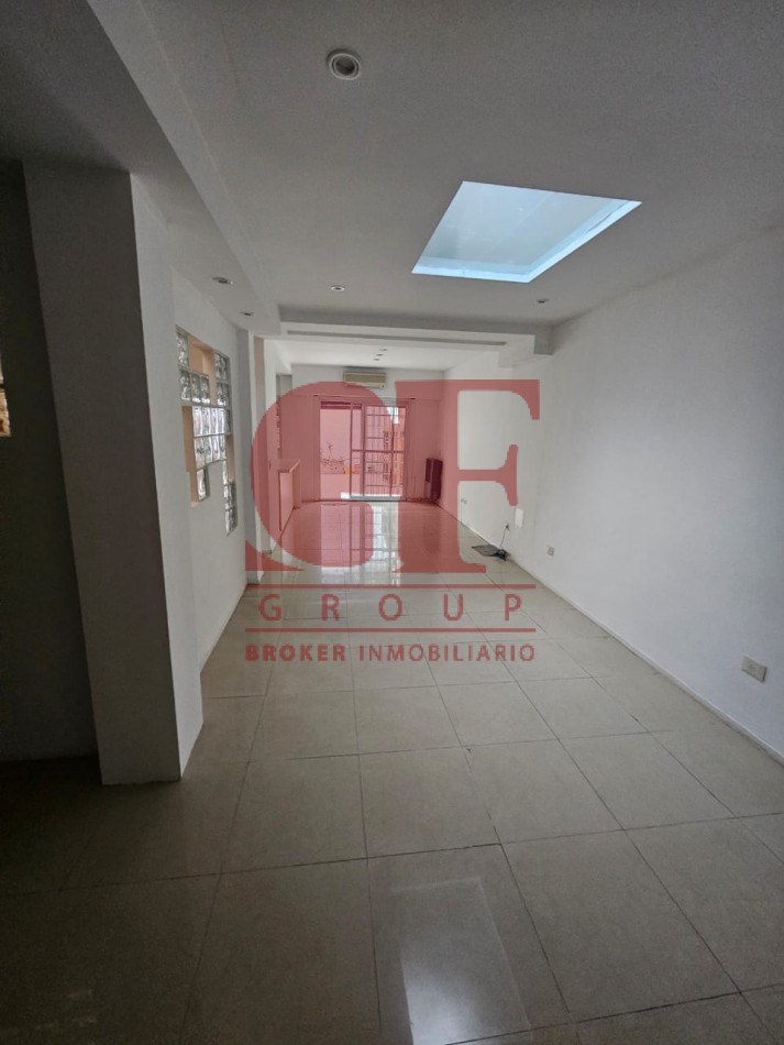 Hermosa casa con patio y parrilla . Luminosa con 5 dormitorios!!! en barrio tranquilo y cerca de avenidas. Con cochera cubierta