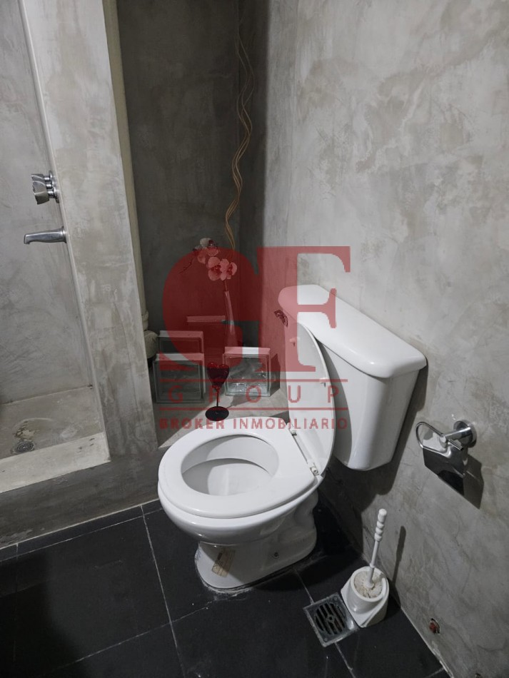 Hermosa casa con patio y parrilla . Luminosa con 5 dormitorios!!! en barrio tranquilo y cerca de avenidas. Con cochera cubierta