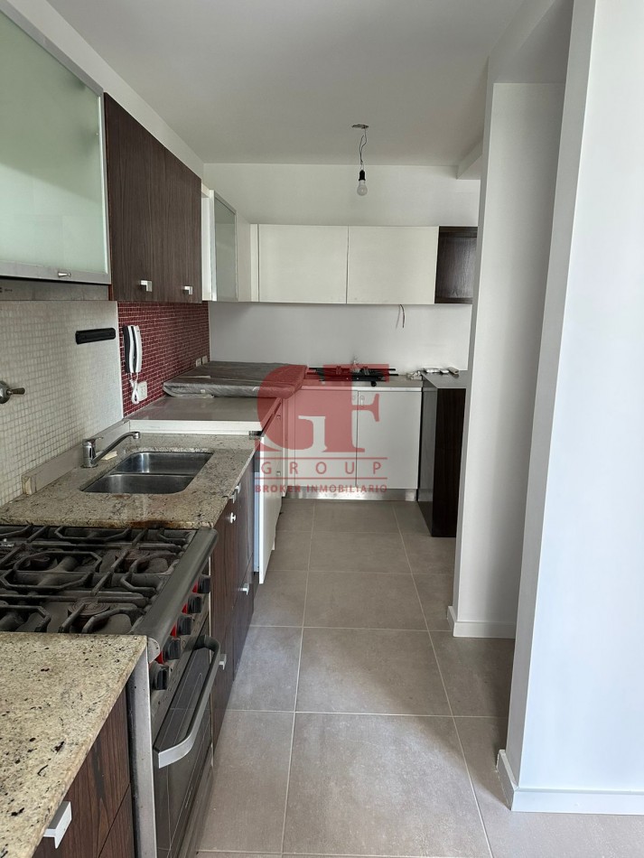 Excelente semipiso PASANTE , Luminoso y funcional con parrilla propia