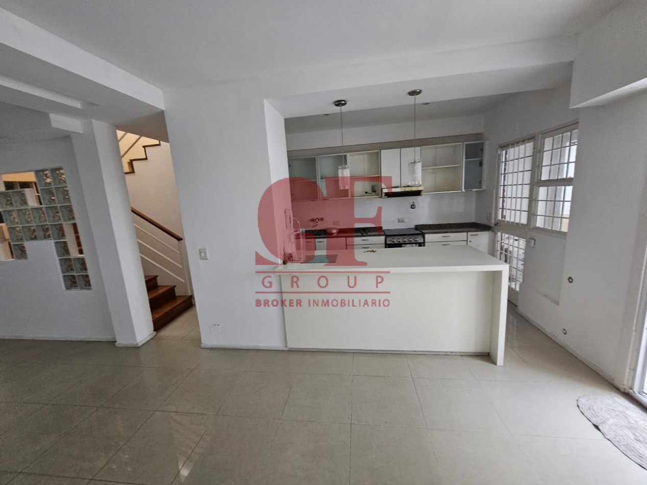 Hermosa casa con patio y parrilla . Luminosa con 5 dormitorios!!! en barrio tranquilo y cerca de avenidas. Con cochera cubierta