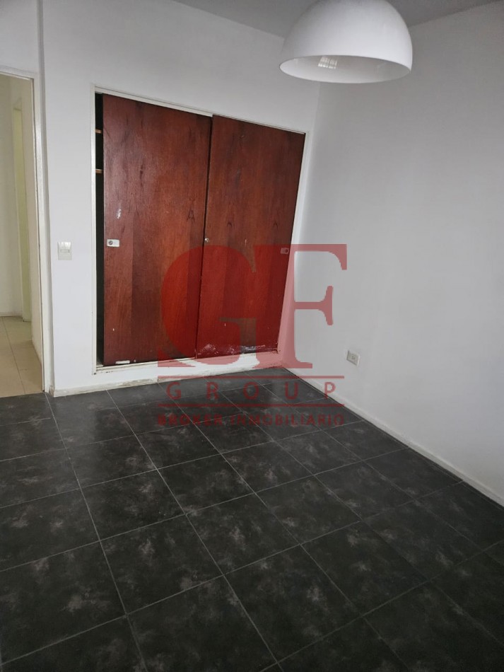 Hermosa casa con patio y parrilla . Luminosa con 5 dormitorios!!! en barrio tranquilo y cerca de avenidas. Con cochera cubierta