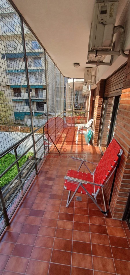 Confortable  semipiso con excelente distribucion y estado impecable!! Amplios balcones