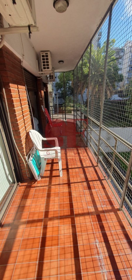 Confortable  semipiso con excelente distribucion y estado impecable!! Amplios balcones