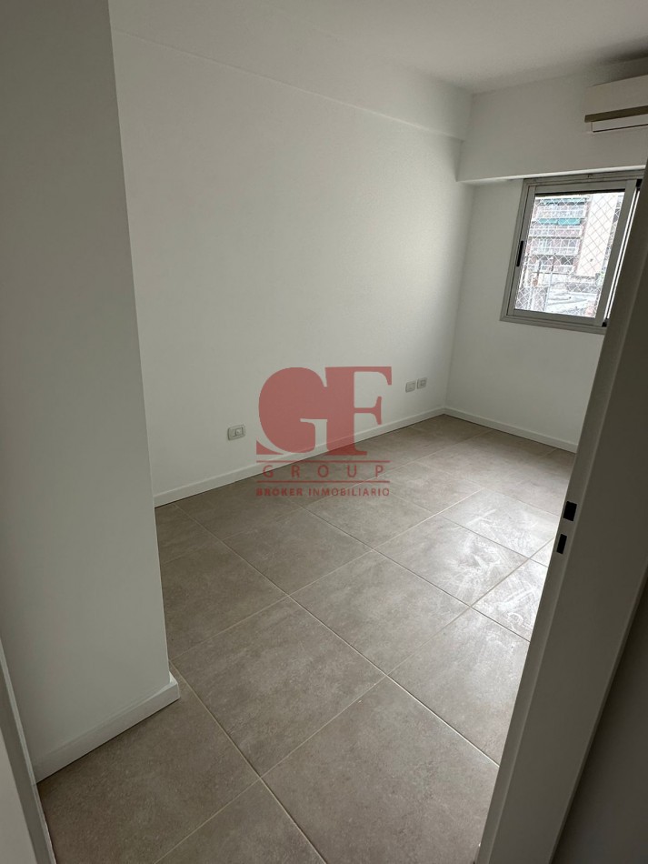 Excelente semipiso PASANTE , Luminoso y funcional con parrilla propia