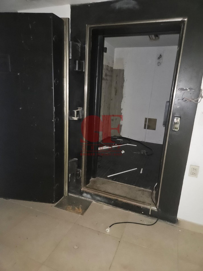 Excelente local a la venta en Recoleta sobre avenida Pueyrredon. Cerca de av las Heras , de av Santa fe. a metros del hospital Aleman