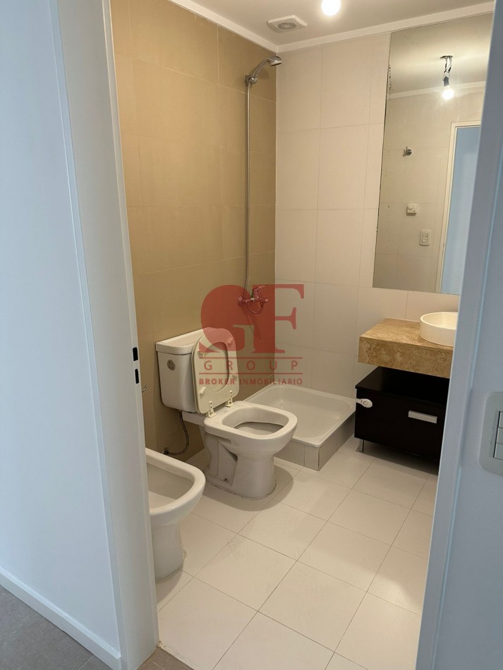 Excelente semipiso PASANTE , Luminoso y funcional con parrilla propia