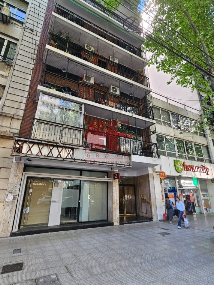 Excelente local a la venta en Recoleta sobre avenida Pueyrredon. Cerca de av las Heras , de av Santa fe. a metros del hospital Aleman