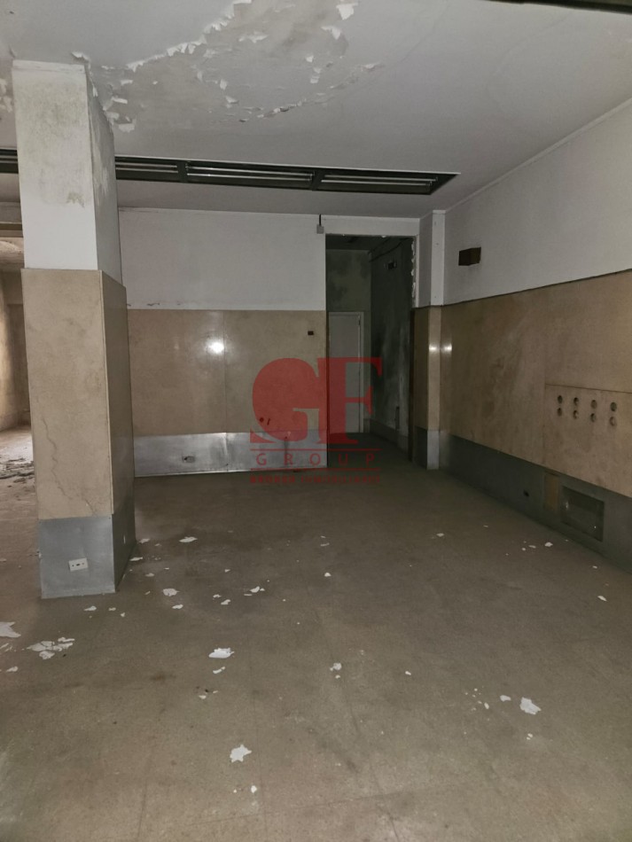 Importante Local sobre avenida , a metros de Estacion Constitucion y del microcentro