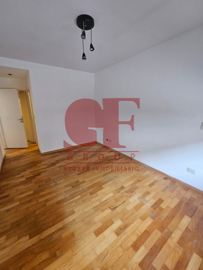 Hermosa casa con patio y parrilla . Luminosa con 5 dormitorios!!! en barrio tranquilo y cerca de avenidas. Con cochera cubierta