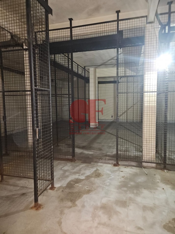 Importante Local sobre avenida , a metros de Estacion Constitucion y del microcentro