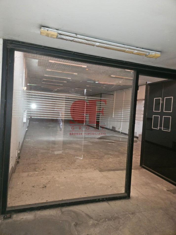 Importante Local sobre avenida , a metros de Estacion Constitucion y del microcentro