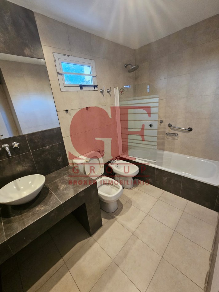 Hermosa casa con patio y parrilla . Luminosa con 5 dormitorios!!! en barrio tranquilo y cerca de avenidas. Con cochera cubierta