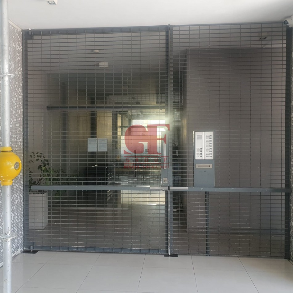 Excelente semipiso PASANTE , Luminoso y funcional con parrilla propia