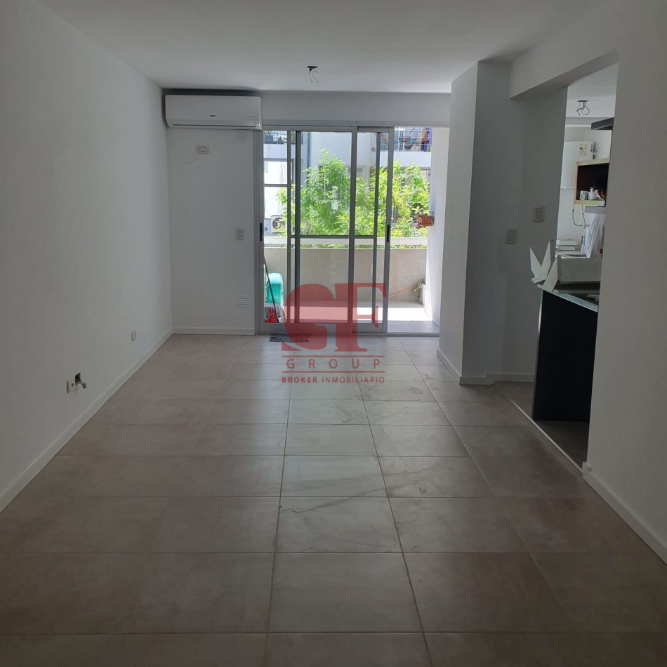 Excelente semipiso PASANTE , Luminoso y funcional con parrilla propia