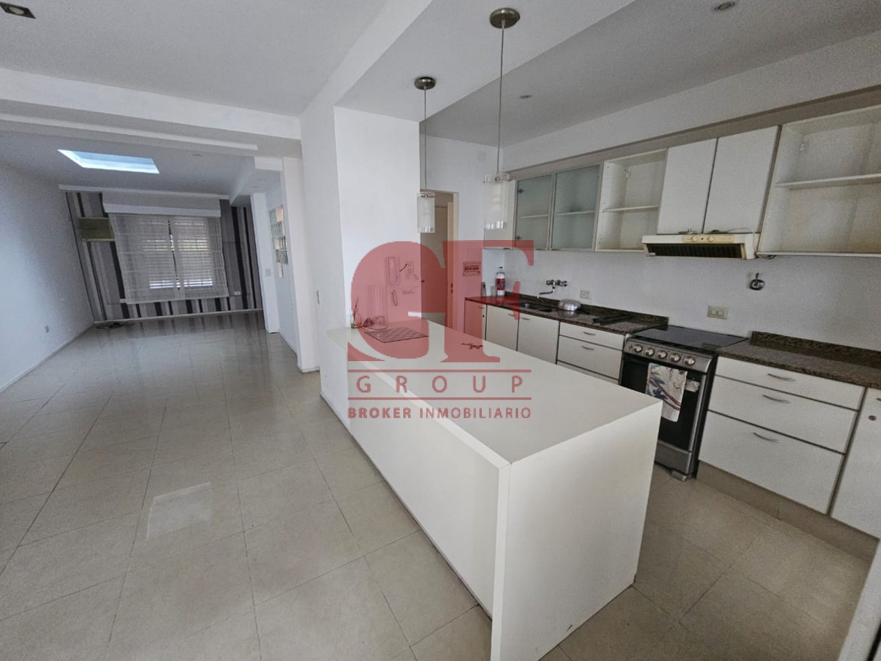 Hermosa casa con patio y parrilla . Luminosa con 5 dormitorios!!! en barrio tranquilo y cerca de avenidas. Con cochera cubierta